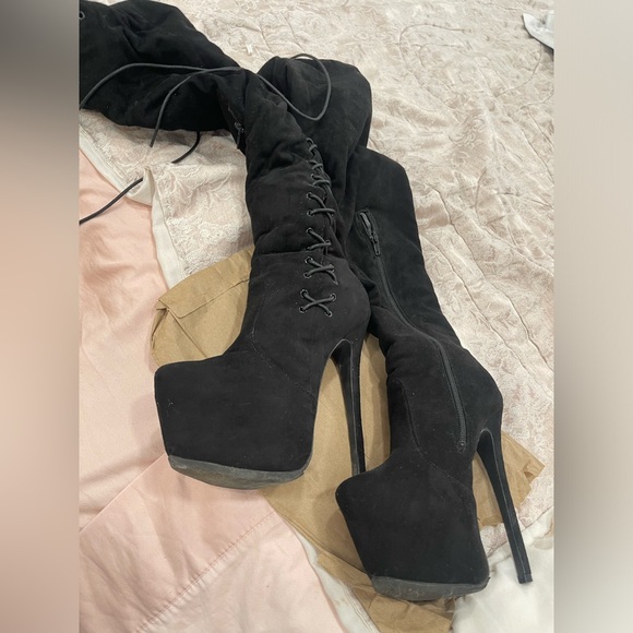 Boots over the knee - Picture 2 of 3